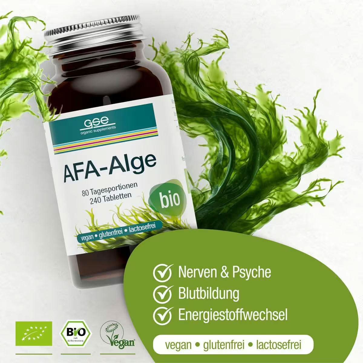 Eine Flasche gse.organic.supplements AFA-Alge (Bio) mit 240 Tabletten ist umgeben von Grünalgen und Symbolen für vegan, glutenfrei und laktosefrei abgebildet. Zu den aufgeführten Vorteilen zählen Nerven & Psyche, Blutbildung, Energiestoffwechsel, Immunsystem & Vitamin B12.