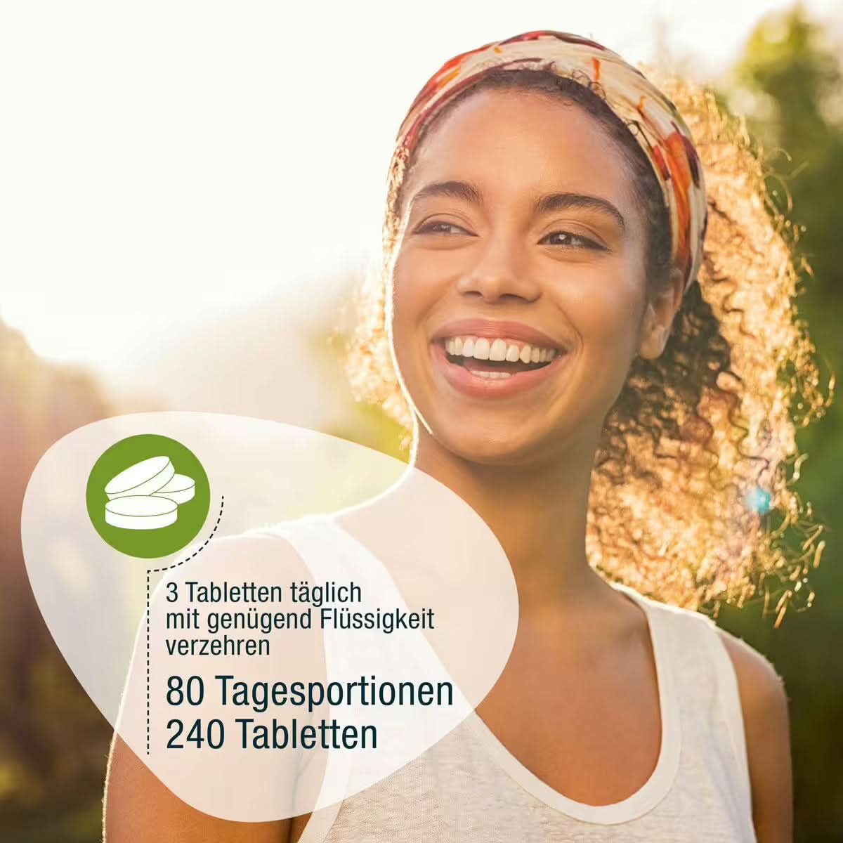 Eine lächelnde Frau steht draußen im Sonnenlicht und trägt ein Stirnband. Text auf Deutsch wirbt für gse.organic.supplements AFA-Alge (Bio): 3 Tabletten täglich mit genügend Flüssigkeit, 80 Tagesportionen, 240 Tabletten, stärkt das Immunsystem.
