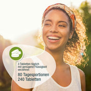 Eine lächelnde Frau steht draußen im Sonnenlicht und trägt ein Stirnband. Text auf Deutsch wirbt für gse.organic.supplements AFA-Alge (Bio): 3 Tabletten täglich mit genügend Flüssigkeit, 80 Tagesportionen, 240 Tabletten, stärkt das Immunsystem.