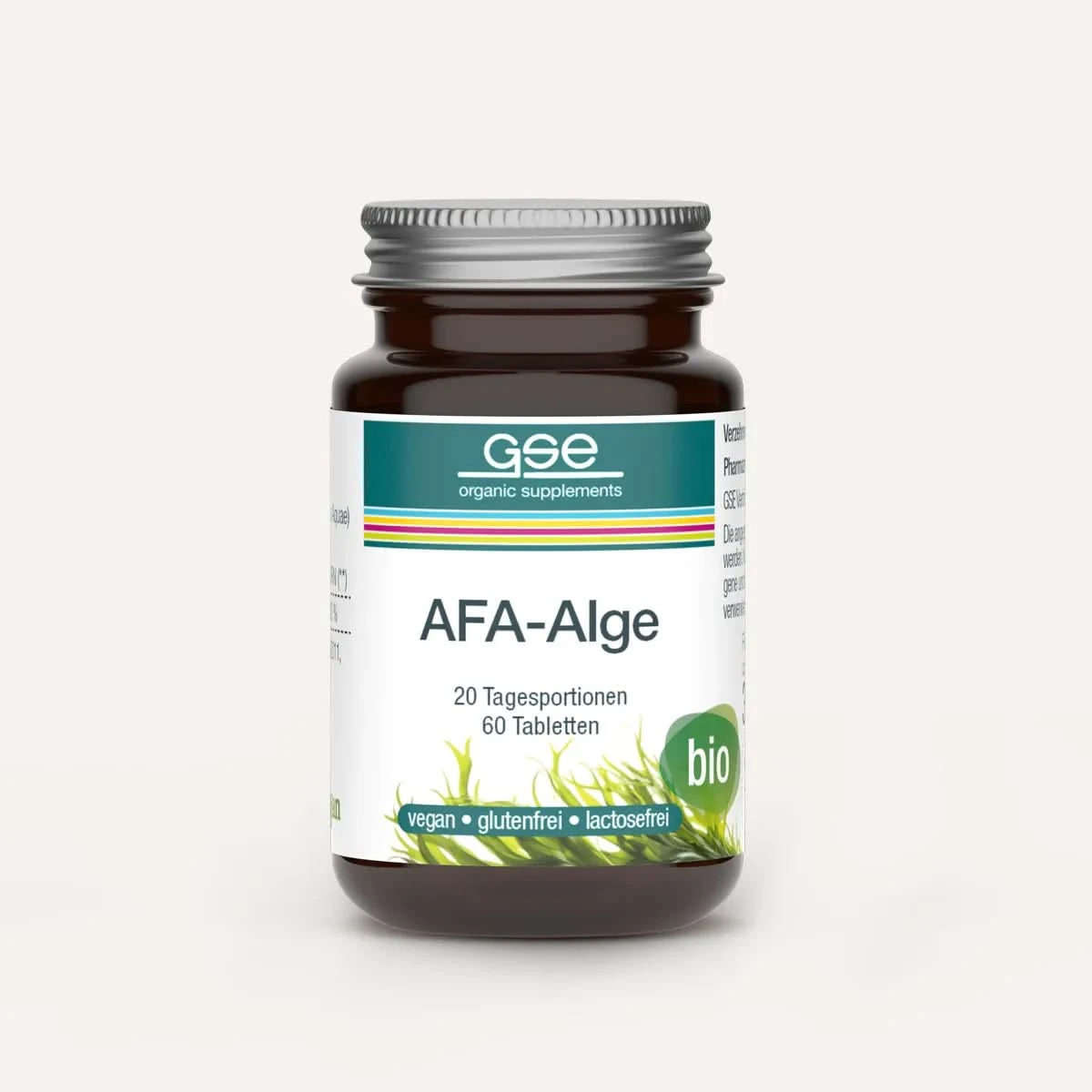 Ein braunes Glasgefäß mit der Aufschrift AFA-Alge (Bio) von gse.organic.supplements enthält 60 Tabletten mit Aphanizomenon Flos Aquae. Es ist vegan, glutenfrei, laktosefrei, biologisch und unterstützt das Immunsystem. Am Boden sind Grünalgen-Bilder zu sehen.