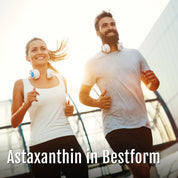 Ein Mann und eine Frau mit Kopfhörern laufen gemeinsam im Freien, darunter ist der Text Astaxanthin in Bestform sowie Informationen zu den Astaxanthin-Oleoresin-Kapseln (Bio) von gse.organic.supplements eingeblendet.
