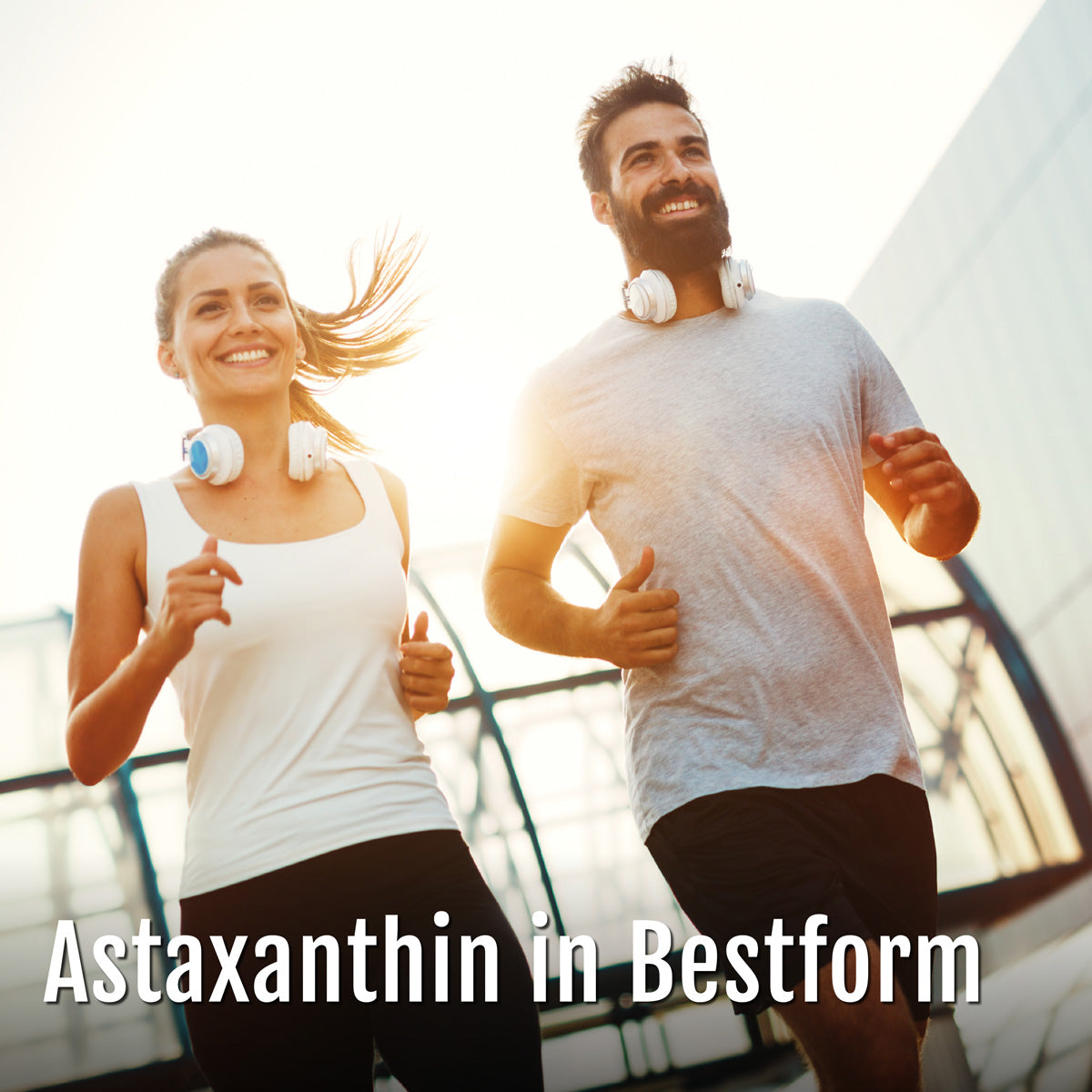 Ein lächelnder Mann und eine lächelnde Frau mit Kopfhörern um den Hals, die gemeinsam im Freien joggen, überlagert mit dem Text Astaxanthin in Bestform zur Werbung für Astaxanthin-Oleoresin-Kapseln (Bio).
