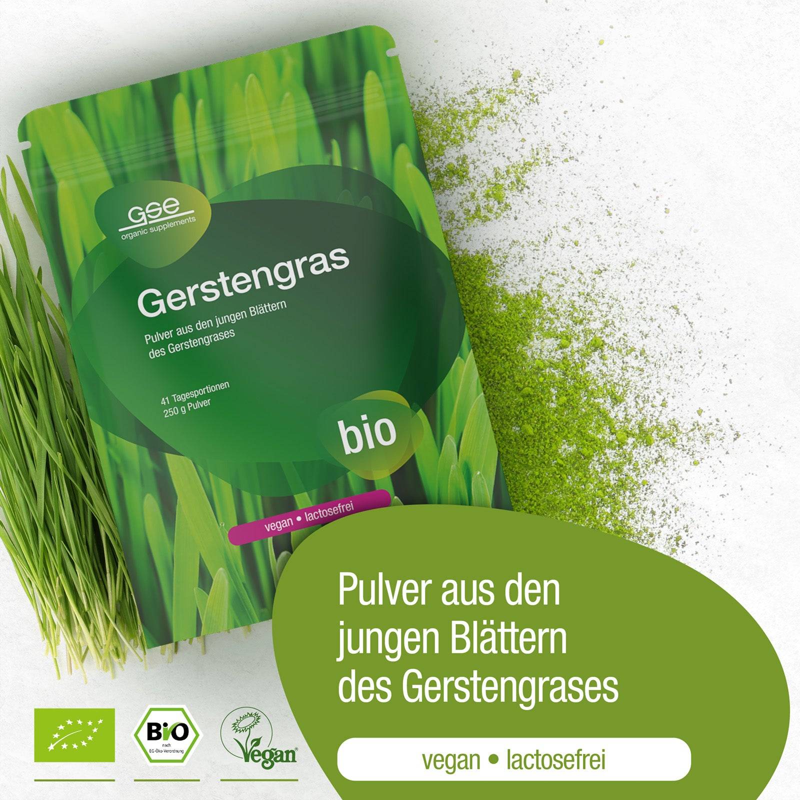 Eine Packung gse.organic.supplements Gerstengras Pulver (Bio) liegt auf einer weißen Oberfläche mit grünem Pulver und frischem Gras. Auf den Etiketten steht, dass es biologisch, vegan und laktosefrei ist. Deutsche Textnotizen nachhaltige Kultivierung aus jungen Getreidegräsern.