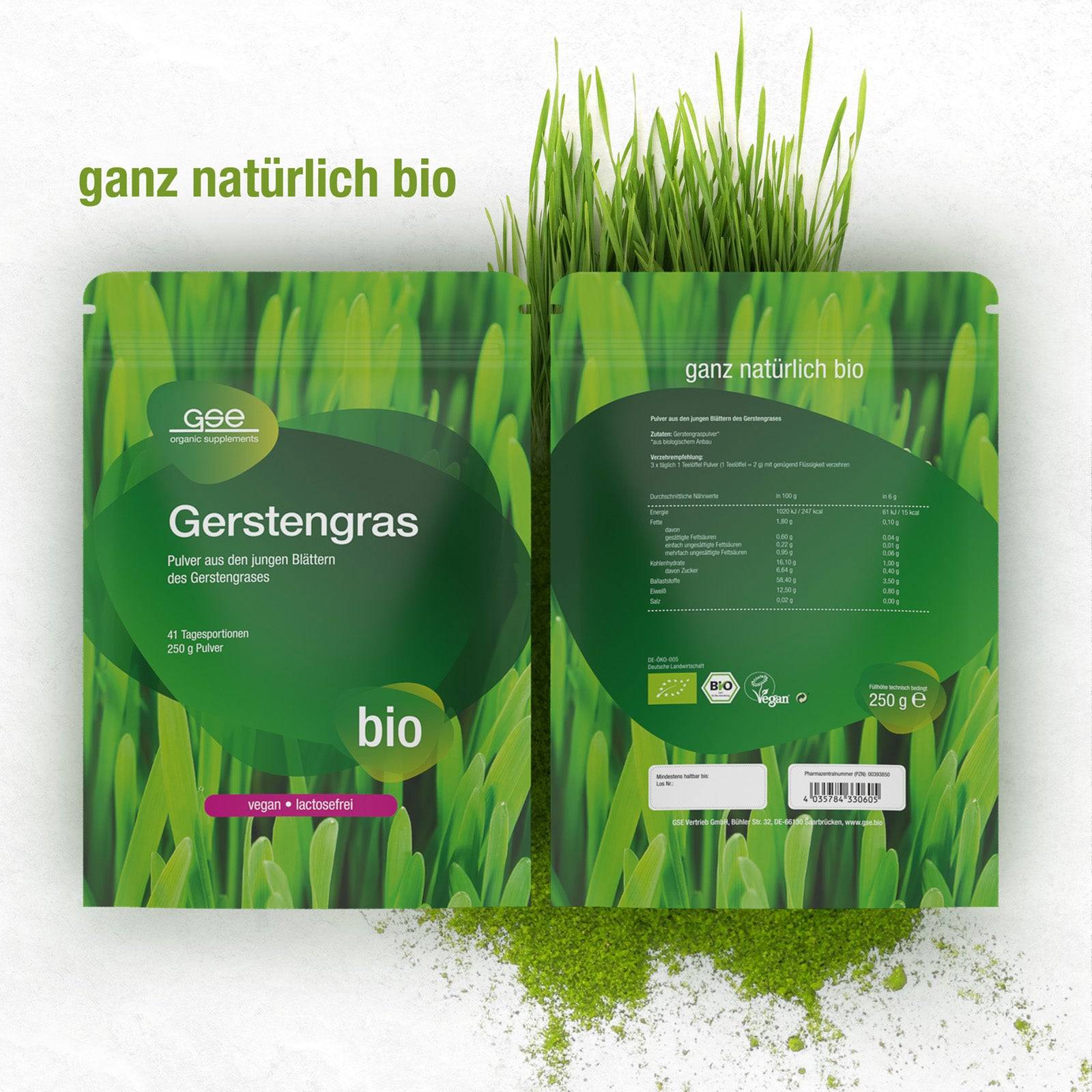 Zwei grüne Packungen des gse.organic.supplements Gerstengras Pulver (Bio) sind auf Gras abgebildet, Vorder- und Rückseite sind zu sehen. Die Verpackung unterstreicht, dass das Produkt vegan, laktosefrei und aus nachhaltigem Anbau auf zertifizierten Bio-Flächen stammt.