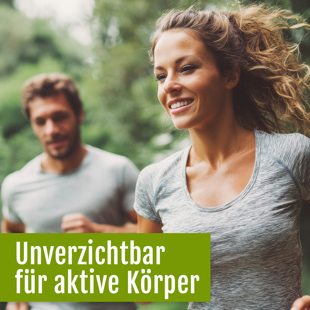 Zwei Menschen joggen im Freien und lächeln in Sportkleidung inmitten grüner Bäume. Auf dem grünen Banner steht der folgende deutsche Text: Unverzichtbar für aktive Körper – Magnesium (Bio) von gse.organic.supplements unterstützt Muskeln und Knochen durch natürliches Magnesium.