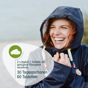 Eine lächelnde Frau in einer marineblauen Regenjacke steht an einem regnerischen Tag im Freien. Text in Deutsch gibt Dosierung für Immun Complex (Bio) von gse.organic.supplements: 2 täglich, 30 Portionen/Flasche, 60 Tabletten zur pflanzlichen Immununterstützung.