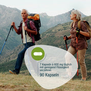 Ein älteres Paar wandert in den Bergen mit Rucksäcken und Trekkingstöcken. Deutsche Texteinblendung: 7 Omega 3 Perillaöl Vegan (Bio) von gse.organic.supplements (600 mg) täglich mit Flüssigkeit einnehmen; Packung enthält 90 Kapseln.