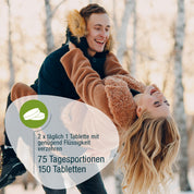 Ein lächelnder Mann in einem Wintermantel umwirbelt eine lachende Frau in Braun in einem verschneiten Wald. Deutscher Text hebt Zink & Vitamin C (Bio) von gse.organic.supplements hervor: 2 Tabletten täglich, 75 Portionen, 150 Tabletten zur Unterstützung Ihres Immunsystems.