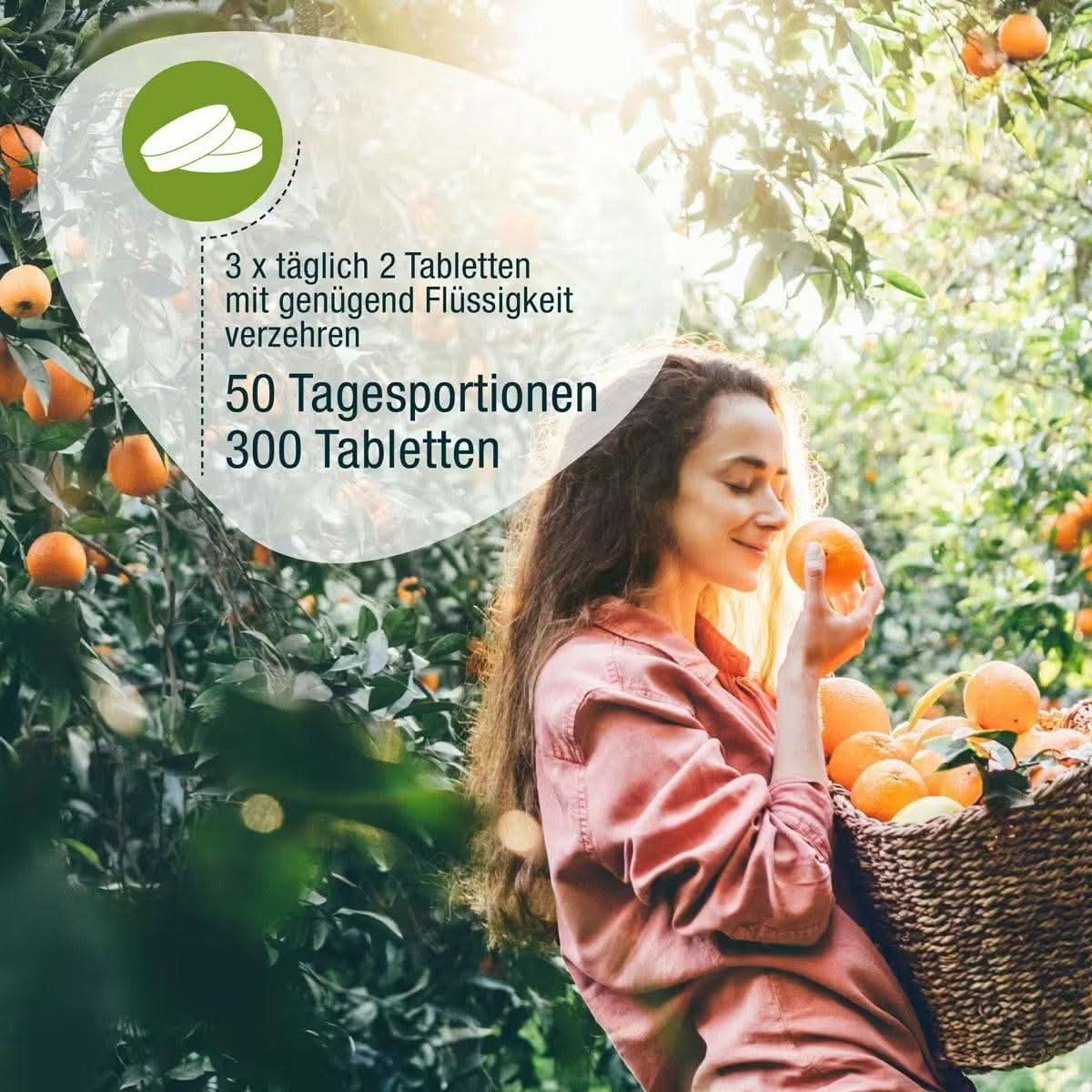 Eine Frau in einem Orangenhain hält einen Korb voller Orangen in der Hand und lächelt, während sie eine untersucht. Overlay-Text in deutscher Sprache Highlights: CitroPlus® Tabletten (Bio) von gse.organic.supplements – Vitamin C und Bioflavonoide, 3 x täglich 2 Tabletten, 50 Tagesportionen, 300 Tabletten.