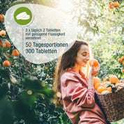 Eine Frau in einem Orangenhain hält einen Korb voller Orangen in der Hand und lächelt, während sie eine untersucht. Overlay-Text in deutscher Sprache Highlights: CitroPlus® Tabletten (Bio) von gse.organic.supplements – Vitamin C und Bioflavonoide, 3 x täglich 2 Tabletten, 50 Tagesportionen, 300 Tabletten.