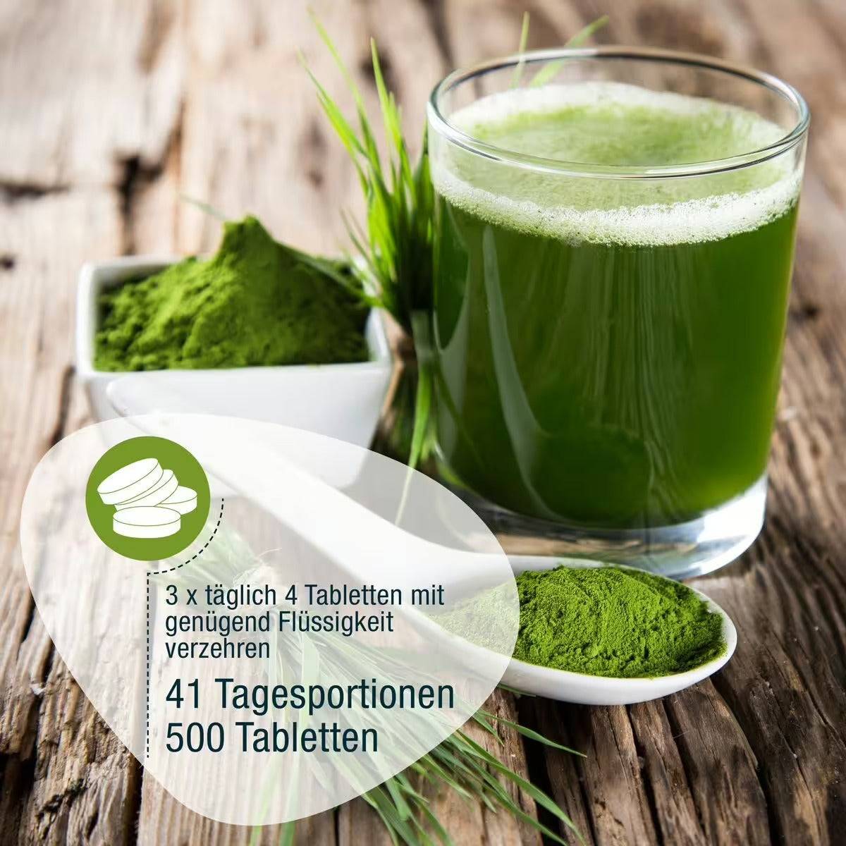 Ein Glas grüner Saft, Gerstengraspulver und Tabletten von gse.organic.supplements auf Holz. Biozertifizierte Gerstengras Tabletten: 500 Stück, reicht für 41 Portionen, täglich einnehmen.