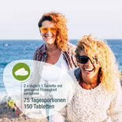 Zwei lächelnde Frauen mit lockigem Haar und Sonnenbrille genießen einen sonnigen Tag am Meer. Eine Einblendung in deutscher Sprache erklärt die Dosierung der Tabletten: 2x täglich, 75 Portionen, 150 Tabletten – für OPC Zellschutz Complex (Bio) von gse.organic.supplements.