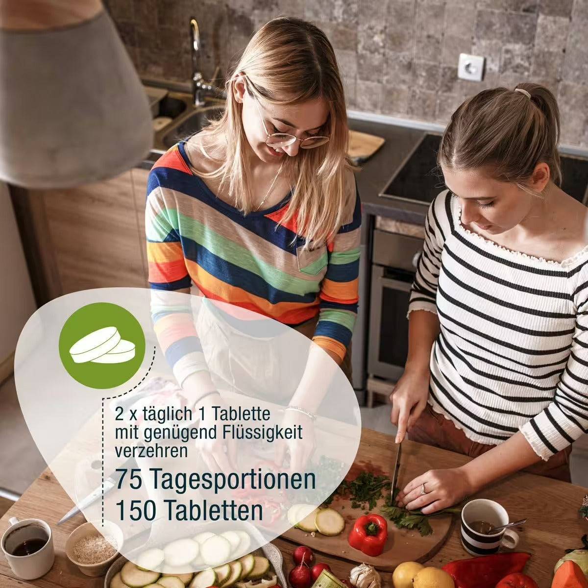 Zwei Frauen bereiten in einer modernen Küche Essen zu. Eine schneidet Gemüse, die andere schaut zu. Deutscher Text überlagert das Bild mit Dosierungs- und Portionsangaben für VeganPlus (Bio)-Tabletten von gse.organic.supplements – Schwerpunkt: Mikronährstoffe und vegane Ernährung.