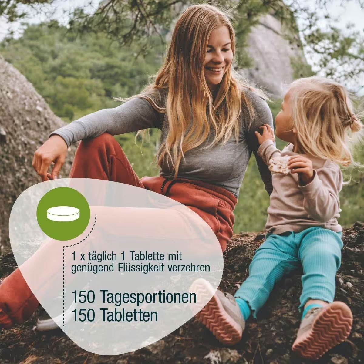 Eine lächelnde Frau sitzt mit einem kleinen Kind draußen auf einem Baumstamm, umgeben von Bäumen. Deutscher Text für gse.organic.supplements Vitamin D3 Compact (Bio): „1 x täglich 1 Tablette mit ausreichend Flüssigkeit, 150 Tagesportionen, 150 Tabletten.“.