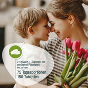 Eine lächelnde Frau mit einem Strauß Tulpen berührt die Stirn eines kleinen Jungen. Deutscher Text enthält Zink Compact (Bio) von gse.organic.supplements: 2x täglich 1 Tablette, 75 Tagesportionen, 150 Tabletten – unterstützt das Immunsystem.