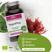 Eine Flasche mit gse.organic.supplements VeganPlus (Bio) Tabletten liegt auf einer weißen Fläche mit grünen Blättern und roten Algen und trägt ein grünes Etikett für Mikronährstoffe zur Unterstützung von Immunsystem, Nerven und Blut. Vegan, glutenfrei, laktosefrei – ideal für die vegane Ernährung.
