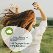 Eine Frau mit langem, wallendem Haar steht mit erhobenen Armen im Freien. gse.organic.supplements Naturland Bio Chlorella: 3x täglich 2 Tabletten mit Wasser, ideal für Vitamin B12 oder Bio-Chlorella. 333 Portionen, 2000 Tabletten.