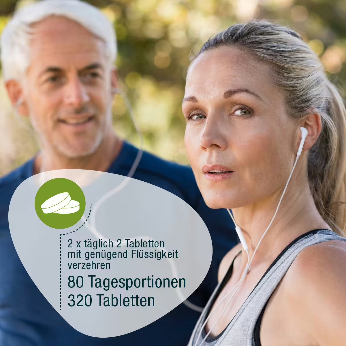 Eine Frau und ein Mann in Sportkleidung mit Kopfhörern sind im Freien. Deutscher Text auf dem Bild wirbt für Osteomin® (Bio) von gse.organic.supplements: Magnesium, 2 x täglich 2 Tabletten, 80 Tagesportionen, 320 Tabletten.